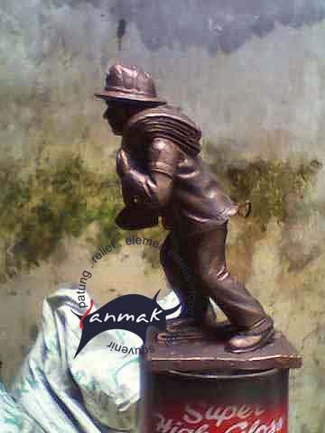 patung souvenir pemadam kebakaran