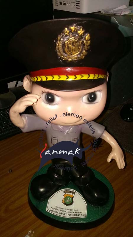 patung souvenir polisi