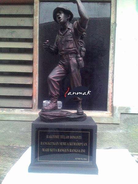 sovenir patung tentara